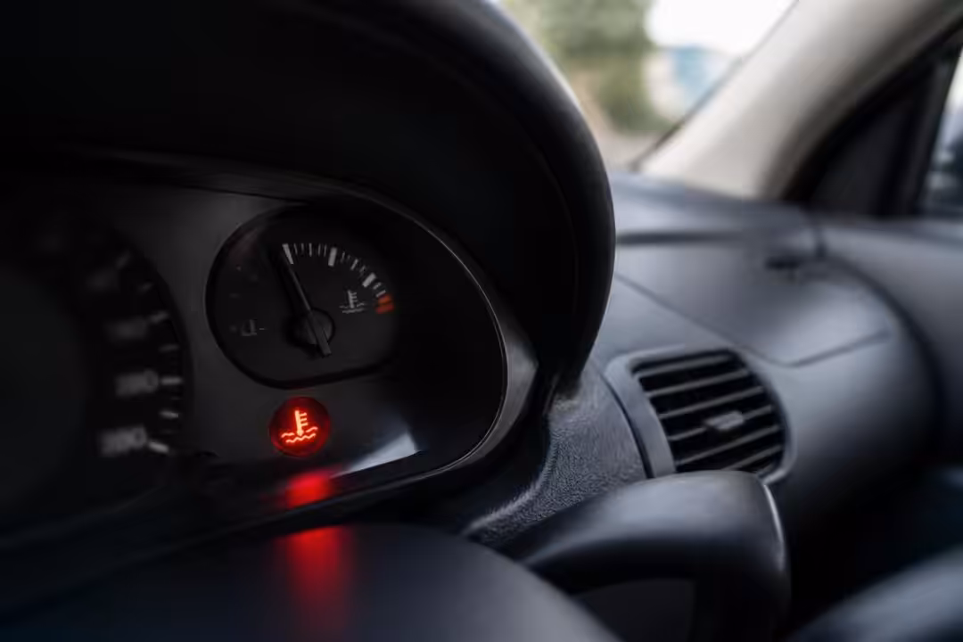 découvrez pourquoi le voyant du liquide de refroidissement peut s'allumer même avec un niveau correct et apprenez comment résoudre ce problème pour éviter toute panne moteur.