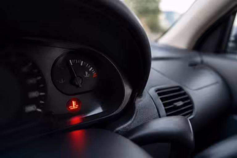 découvrez pourquoi le voyant du liquide de refroidissement peut s'allumer même avec un niveau correct et apprenez comment résoudre ce problème pour éviter toute panne moteur.